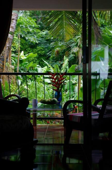 Papayas Self Catering Room Виктория Екстериор снимка